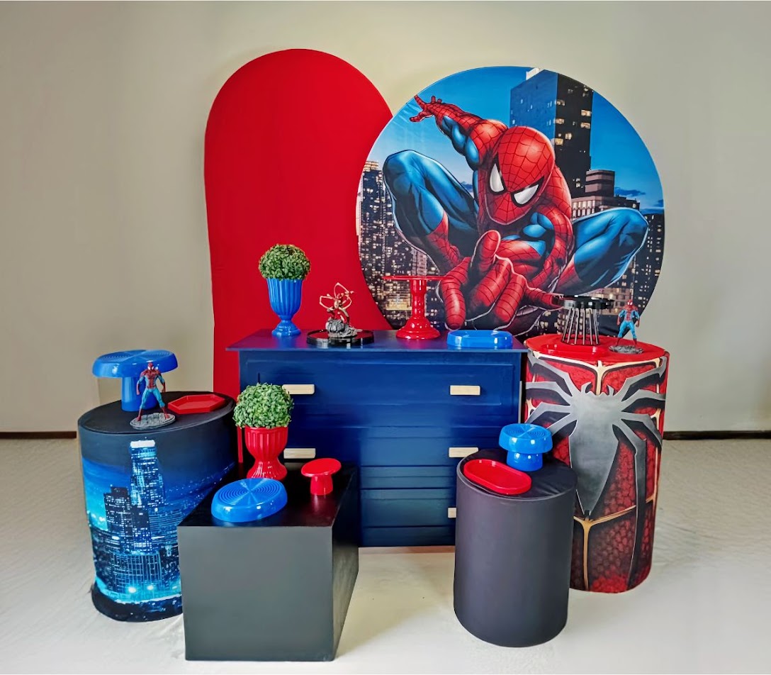 Kit pegue e monte Homem Aranha com painel temático e mesa decorada, disponível para aluguel em Curitiba.