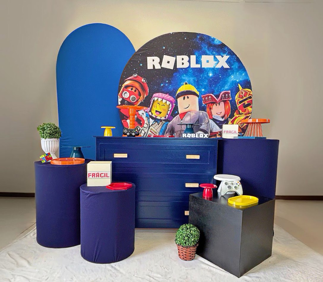 Kit pegue e monte Roblox Menino com painel temático e mesa decorada, disponível para aluguel em Curitiba.
