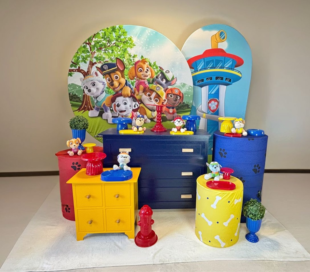 Kit pegue e monte Patrulha Canina com painel temático e mesa decorada, disponível para aluguel em Curitiba.