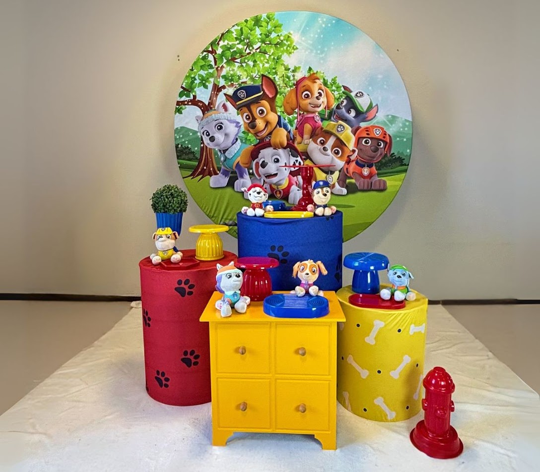 Kit pegue e monte Patrulha Canina com painel temático e mesa decorada, disponível para aluguel em Curitiba.