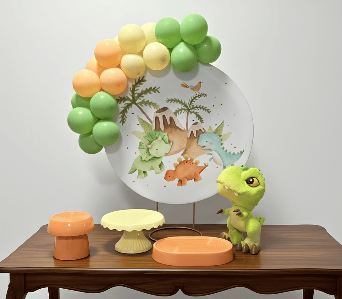 Kit pegue e monte Dino Baby com painel temático e mesa decorada, disponível para aluguel em Curitiba.