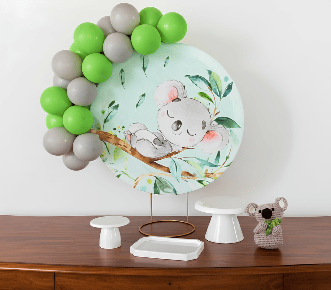 Kit pegue e monte Coala Baby com painel temático e mesa decorada, disponível para aluguel em Curitiba.