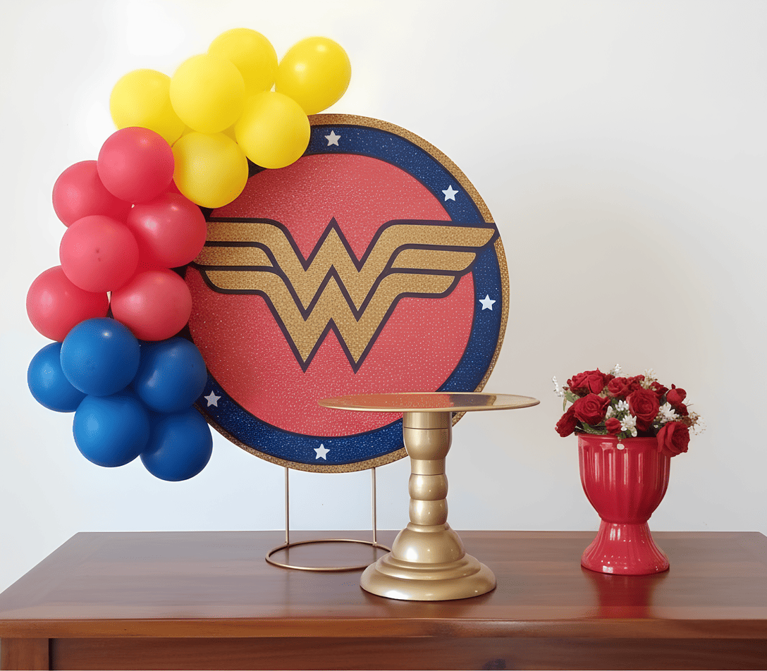 Kit pegue e monte Mulher Maravilha com painel temático e mesa decorada, disponível para aluguel em Curitiba.