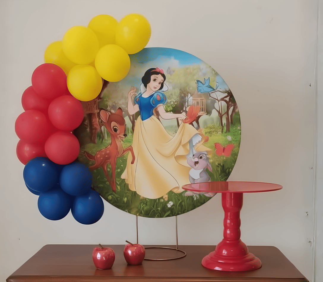 Kit pegue e monte Branca de Neve com painel temático e mesa decorada, disponível para aluguel em Curitiba.